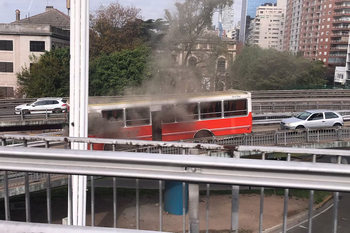 videos: asi se incendio un colectivo con 38 ninos de un jardin de infantes de vicente lopez