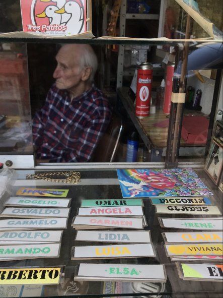 Nombres de otras épocas en las calcomanias del Kiosco Andrea de Punta Alta, que mágicamente logra sobrevivir al paso del tiempo 