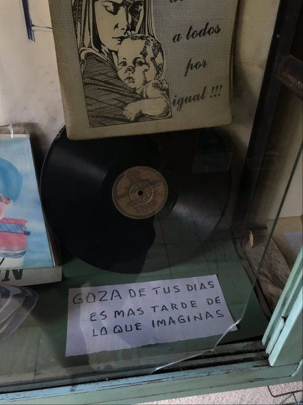 Una frase motivacional en El Kiosco Andrea de Punta Alta, que mágicamente logra sobrevivir al paso del tiempo 