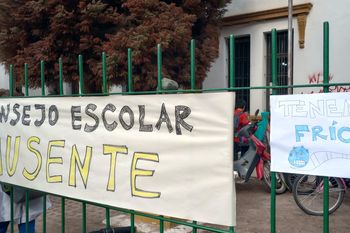 Padres con carteles realizados por sus hijos expresan el malestar de la comunidad de la Escuela Nº12 