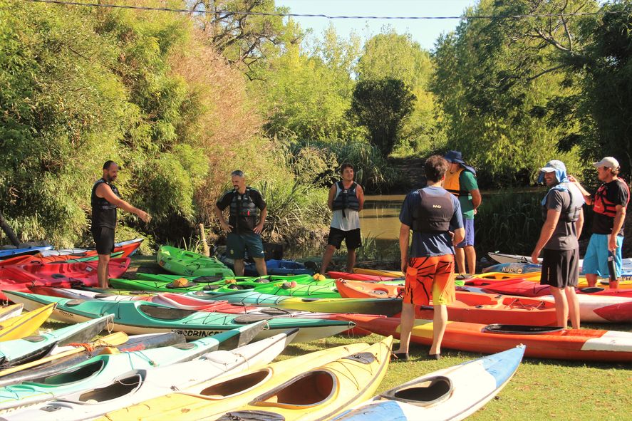 Preparación de los Kayaks antes de la navegación 