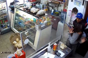 El momento en el que un delincuente ingresa armado a una despensa en La Plata y se lleva la recaudación de la caja.