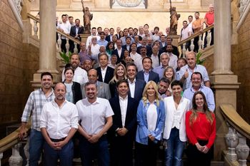 Axel Kicillof junto a intendentes y dirigentes de la provincia de Buenos Aires