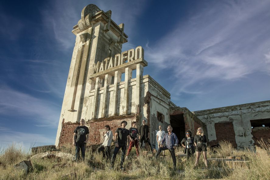 La banda del Indio Solari en su último show virtual en Epecuen, Buenos Aires.  