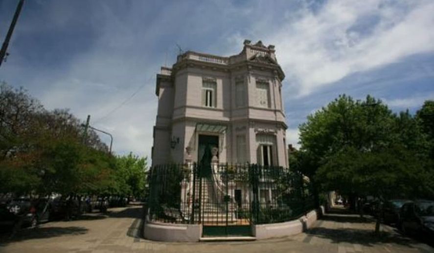 La exposición está compuesta por fotos de distintas épocas que incluyen desde el periodo de la fundación de la ciudad hasta la construcción de la Casa Curutchet.