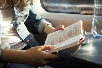 Cinco libros para leer mientras viajas en tren.
