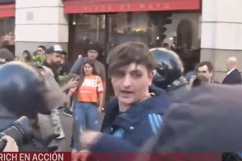 Un seguidor de Milei fue a agitar a los piqueteros y se tuvo que ir escoltado por la policía.