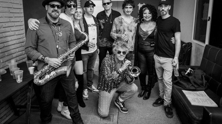 Baltasar Comotto es el guitarrista de Los Fundamentalistas desde el primer disco solista del Indio, está a punto de lanzar un nuevo material solista y recorre el país junto a Macabre.