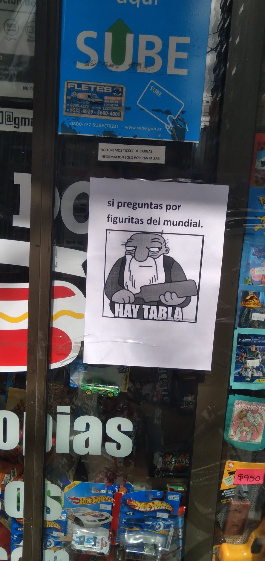 Los kiosqueros y comerciantes hartos de que les consulten sobre el álbum y las figuritas del Mundial Qatar 2022 colocaron ingeniosos y agresivos carteles