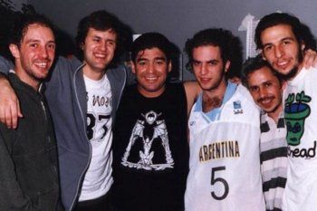 Los Piojos junto a Maradona