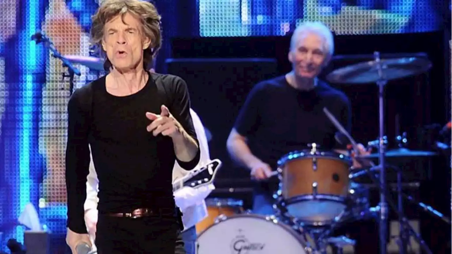 Los Rolling Stones salen de gira, por primera vez en su carrera, sin Charlie Watts. Mick Jagger señaló en su cuenta de Twitter que espera ver otra vez arriba del escenario a Watts en cuanto esté "totalmente recuperado".