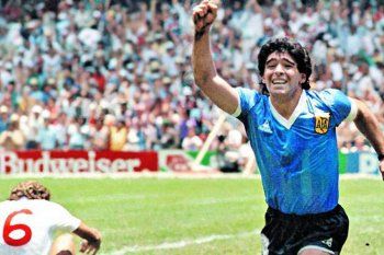 Maradona festeja luego de finalizar su obra maestra.