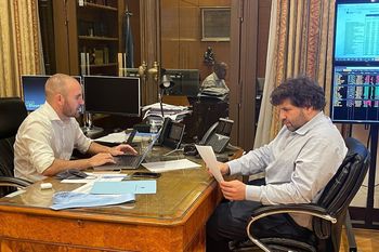 El ministro de Economía de la Nación, Martín Guzmán, junto al representante del directorio del FMI, Sergio Chodos, en las tratativas del cierre del acuerdo