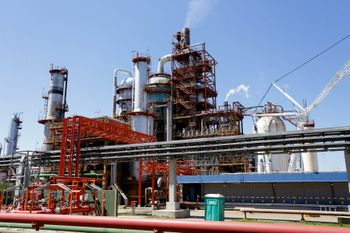 ensenada: asi es la refineria de ypf que se incendio