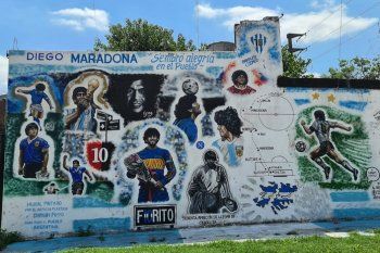 Mural a Diego Maradona en el cementerio Jardín Bella Vista