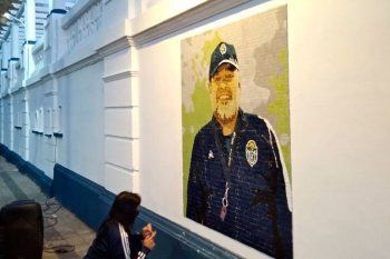 tarde maradoniana: se inaugura el mural de diego en el bosque
