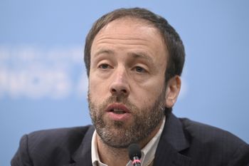 pablo lopez: no podemos hacernos cargo de todo lo que nacion no hace