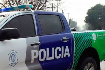 la matanza: cinco policias asesinaron a padre e hijo y les sacaron fotos antes de irse