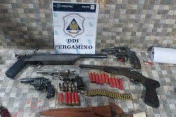 En la casa del acusado del crimen hallaron estas armas y cartuchos