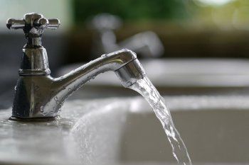 Por agua verde y contaminada en escuela de Barrio Aeropuerto internaron a un menor .