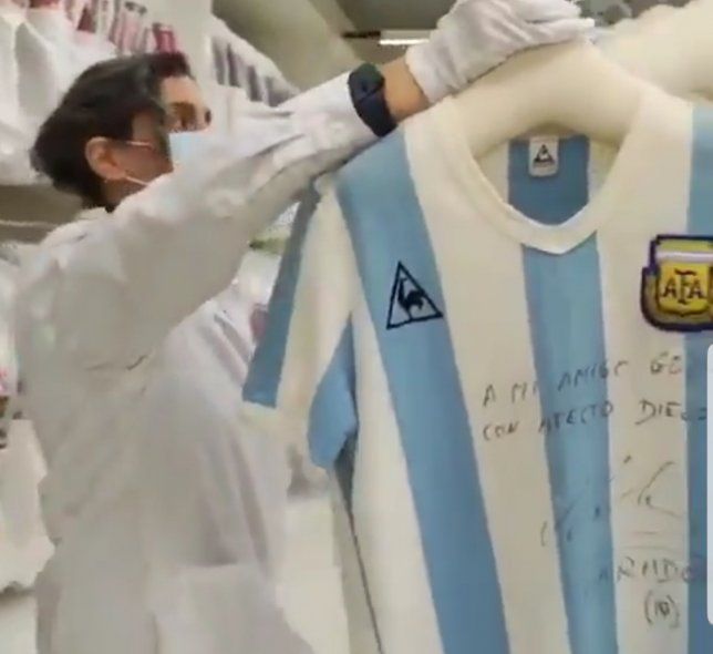 Con barbijos y guantes es el tratamiento que brindan a cada prenda en el video del Museo de la Moda que exhibe reliquias de Maradona en Chile.     