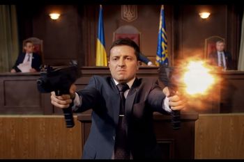 El presidente de Ucrania Volodimir Zelenski es actor y comediante. Una de sus imágenes ahora se viralizó a manera de fake News, como si fuera de la campaña que lo catapultó a la primera magistratura de su país 