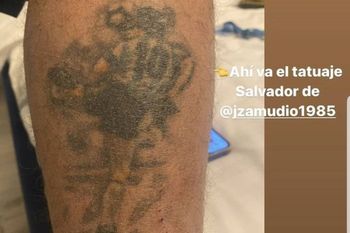 ucrania: periodista chileno se salvo gracias a un tatuaje de maradona