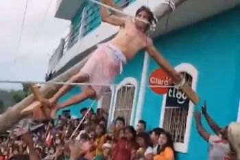 hombre interpretaba a jesus: se salvo de recibir descarga electrica
