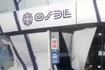 mira el video de cuando un abogado rompe con su auto la sucursal de osde en azul