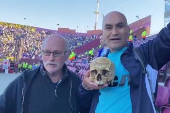 el es racing: un hincha llevo la calavera de su abuelo a la final en paraguay