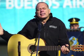 El ministro de Seguridad bonaerense, Sergio Berni, hizo gala de su experiencia en el campo.