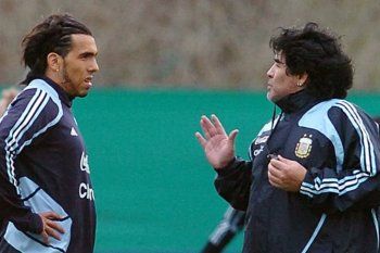 Diego y Tevez: infancias similares y posturas políticas diferentes.