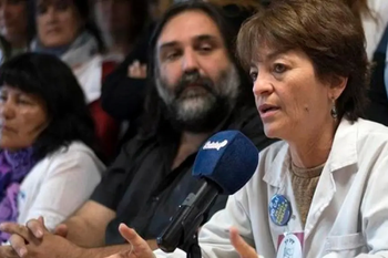 Roberto Baradel, secretario general de SUTEBA, junto a la adjunta María Laura Torre