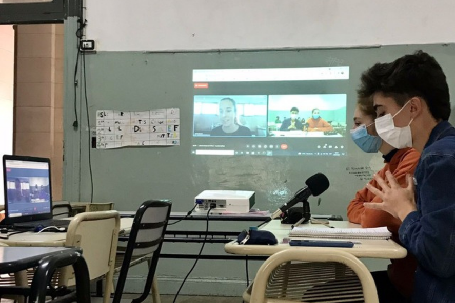 Dos escuelas platenses incorporaron una herramienta que permite conocer la oferta académica y de formación de oficios de la UNLP.