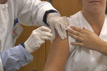 El gobierno busca vacunar en verano para evitar la segunda ola de coronavirus
