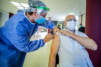 Las terceras dosis están destinadas a inmunosuprimidos y mayores de 50 años que recibieron Sinopharm