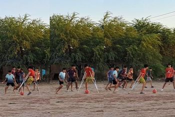 En el video tomado en Suncho Corral, Santiago del Estero, se puede ver cómo uno de los jugadores corre tras la pelota con dos muletas. 