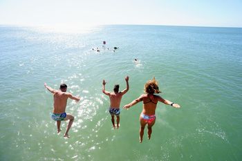 Así fueron los saltos al mar desde el muelle de Villa Gesell para la apertura del verano.