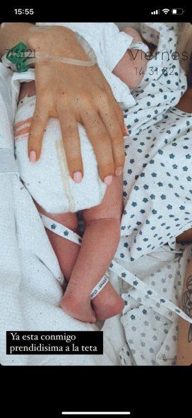 Delfi recibió a su beba Francesca, se prendió a la teta y lo compartió en Instagram