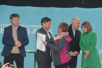 Axel Kicillof entregó la escritura 80 mil de su gestión y prometió llegar a 100 mil antes dle 10 de diciembre