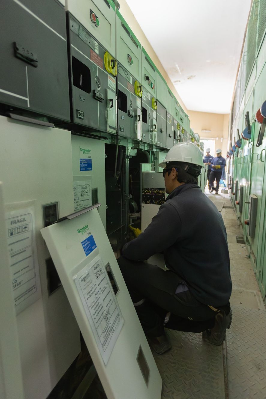 El personal de Edelap trabajó con equipamientos especializados en las inmediaciones de calle 13 y 59