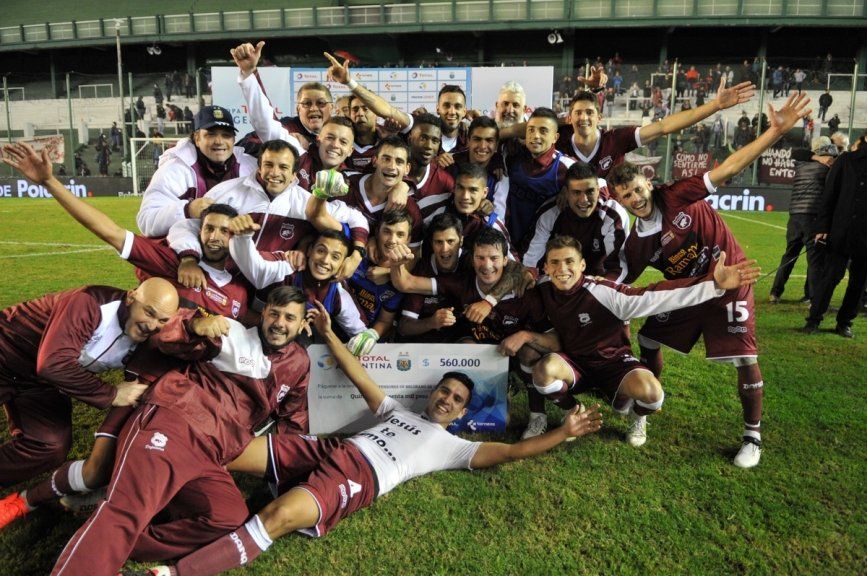El equipo  de Defensores festeja el pase de ronda ante Gimnasia en 2017.