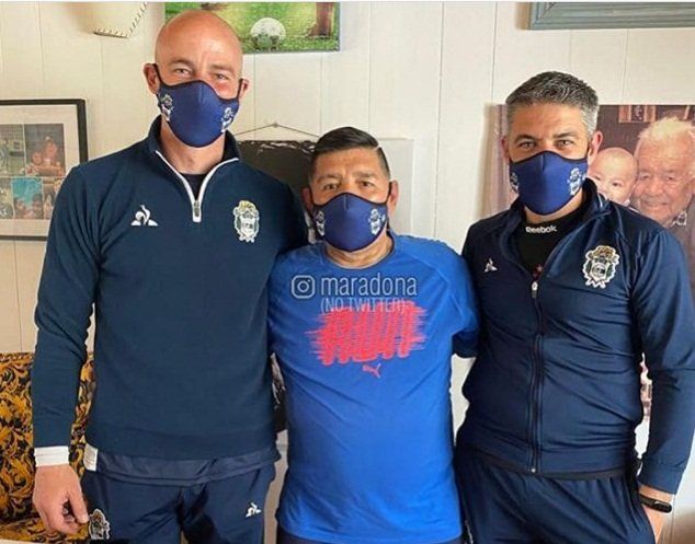 El técnico de Gimnasia y sus colaboradores. Maradona, Méndez y González