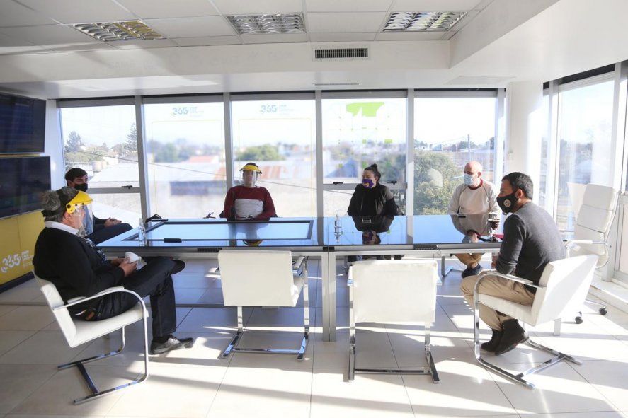 Autoridades del Municipio platense y representantes de la empresa de energía Edelap durante una reunión de trabajo en el COEM (Foto de archivo)
