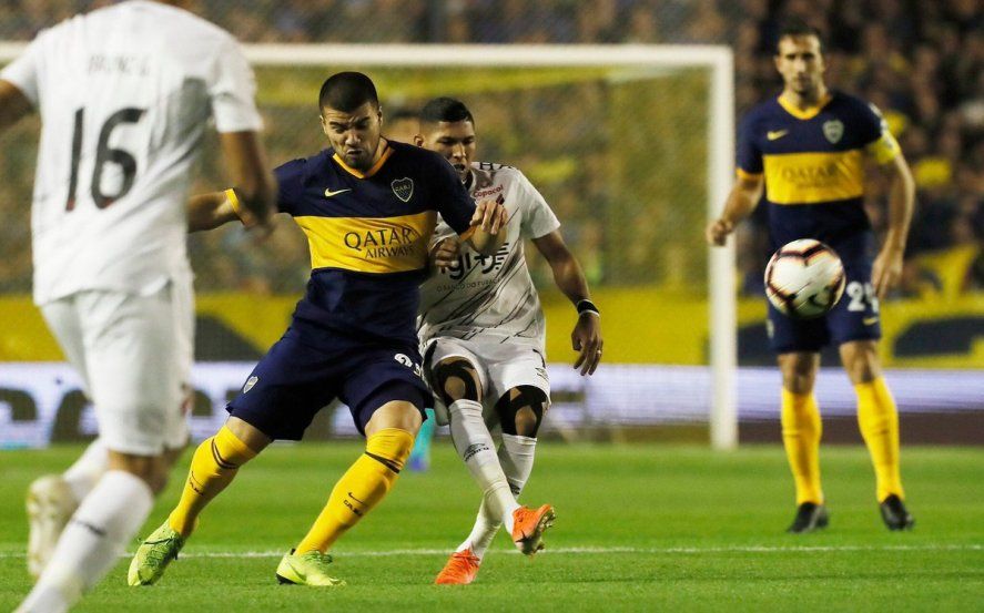 Marcelo Weigandt en plena acción para Boca en la Bombonera.