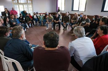 Alberto Fernández convocó a un grupo vecinal de Moreno quienes le pidieron desagües para su barrio en Moreno. Foto: Telam