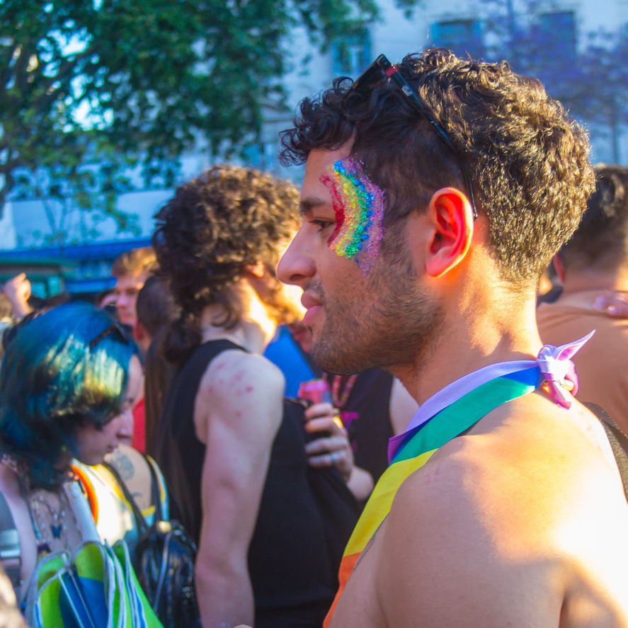 Los colores de la bandera que identifica a la Comunidad gay presente en la ropa, maquillaje y accesorios de los asistentes