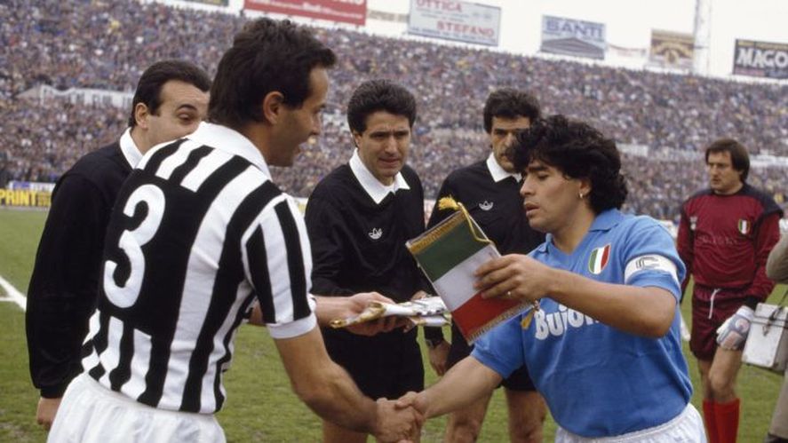 Cabrini y Maradona en la previa de la obra imposible de Maradona en Nápoles.