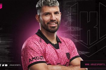 Agüero posa con su nueva camiseta tras el anuncio de  su retiro.