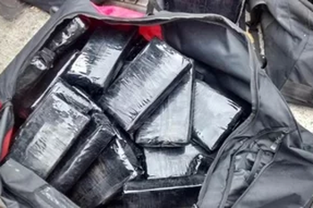 misterio en punta alta: 140 kilos de cocaina flotando en el mar y una lancha fantasma